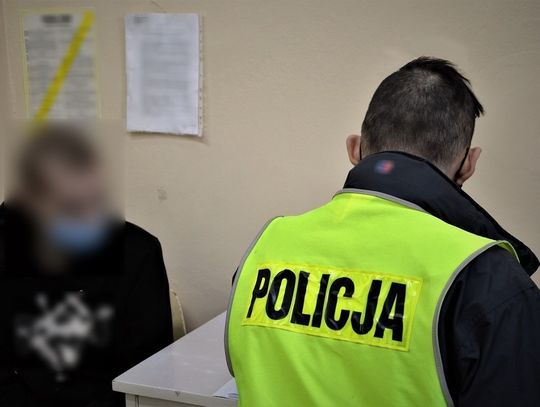 Groził śmiercią własnym dziadkom, potem wyzywał policjantów, a wszystko to na trzeźwo