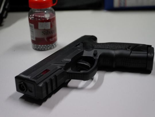 Groził szwagrowi śmiercią i wymachiwał pistoletem. Pokłócili się w sklepie