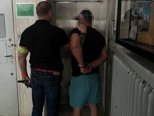 Groził Ukraińcom i zrywał ich flagi. 44-latek będzie odpowiadał za znieważenie na tle narodowościowym