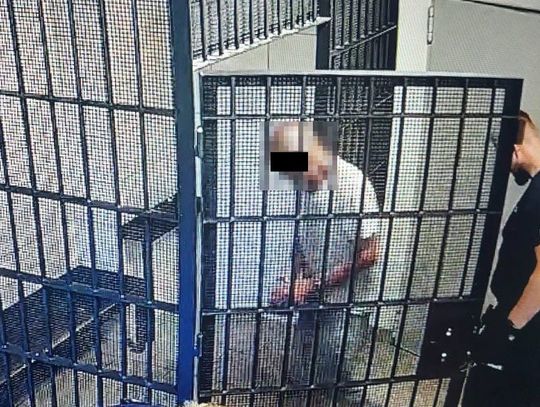 Groził żonie śmiercią, potem zaatakował policjantów. Rzucał w nich maczetą, siekierą i nożem