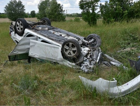 Groźne dachowanie na drodze krajowej. Volkswagen Golf wjechał do rowu, kierowca w szpitalu
