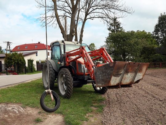 Groźne zderzenie ciągnika z osobówką. Ładowacz przesunął auto o kilkanaście metrów