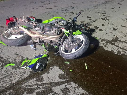 Groźne zderzenie motocykla i ciągnika z opryskiwaczem. Dwie osoby zabrane do szpitala