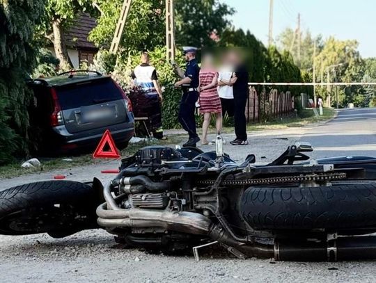 Groźne zderzenie Suzuki i Volvo. Poszkodowany motocyklista zabrany do szpitala