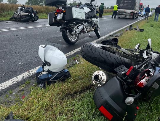 Groźne zderzenie trzech motocykli i busa na drodze krajowej. Dwie osoby zostały poszkodowane