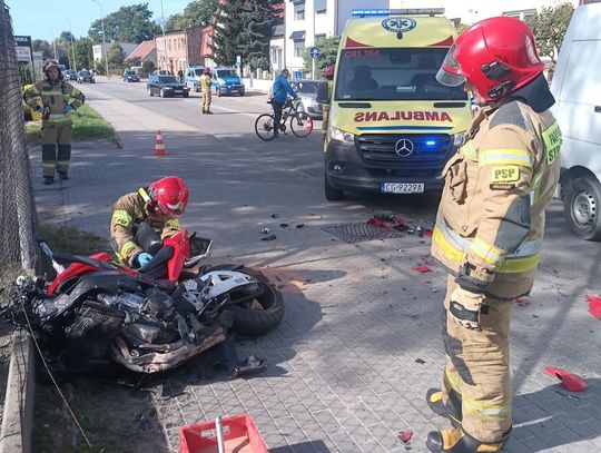 Groźnie wyglądające zderzenie w Grudziądzu. Ranny motocyklista został zabrany do szpitala