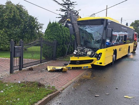 Groźnie wyglądający wypadek autobusu miejskiego. Kierująca zasłabła w czasie jazdy