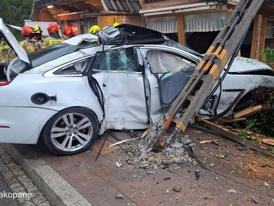 Groźny poranek w Zakopanem. Jaguar wbił się w betonowy słup i budynek. Kierowca z pasażerem zwiali