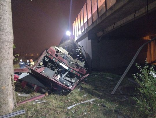 Groźny wypadek na A4. Autokar zjechał na przeciwległy pas i spadł z 10-metrowego wiaduktu [FOTO]