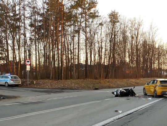 Groźny wypadek na drodze krajowej. Wyjechała Peugeotem wprost pod motocykl, dwie osoby zostały ranne