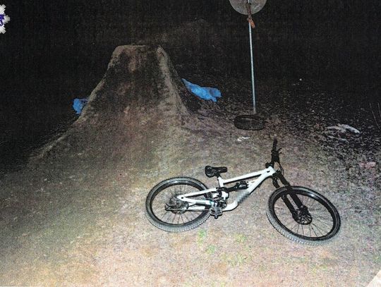 Groźny wypadek na prywatnym torze rowerowym. Po wybiciu chłopak spadł na koło