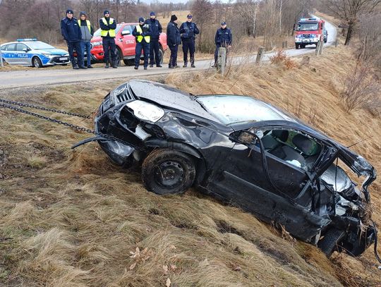 Groźny wypadek na torach. Samochód wjechał pod nadjeżdżający pociąg, ranna została 37-latka