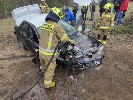 Groźny wypadek na trasie rajdu. Subaru wbiło się w drzewo, pilot trafił do szpitala