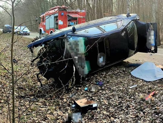 Groźny wypadek podczas wyprzedzania. 73-letni kierowca został zabrany do szpitala