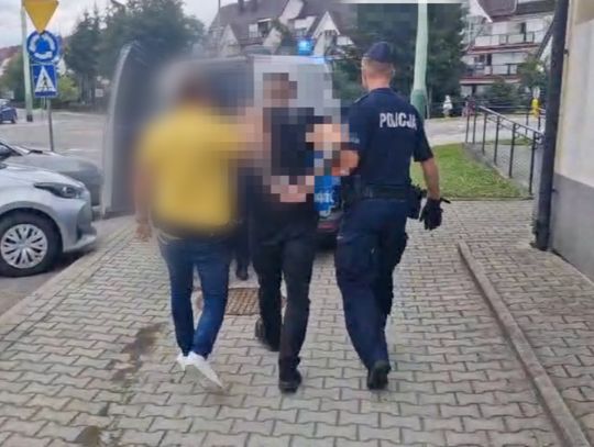 Grupa pseudokibiców zaatakowała mężczyznę. Kobieta została raniona nożem w plecy