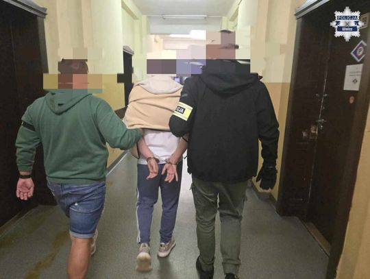 Grupa zamaskowanych mężczyzn napadła 14-letniego chłopca. Pobili go i zabrali koszulkę