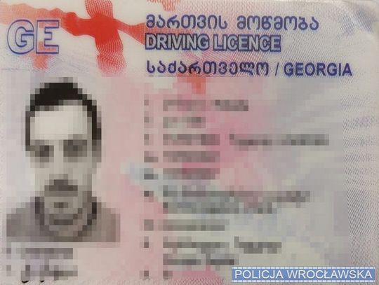 Gruzin pokazał fałszywe prawo jazdy. Po złapaniu przez policję dobrowolnie poddał się karze
