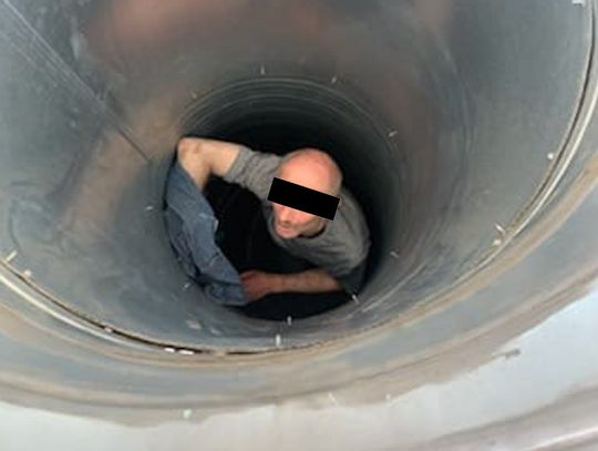 Gruzin próbował wkraść się do warsztatu przez szyb wentylacyjny. Zaczął krzyczeć, gdy zrozumiał, że utknął