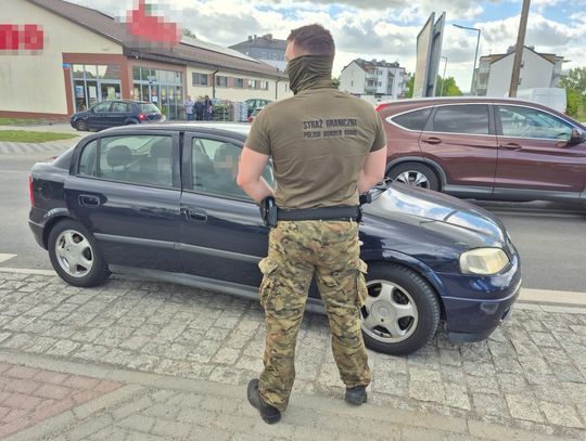 Gruzin przemycał pięciu migrantów pod granicą. Po pościgu został natychmiast deportowany Gruzin przemycał pięciu migrantów pod granicą. Po pościgu został natychmiast deportowany