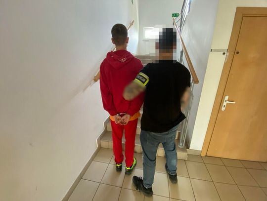 Handel narkotykami w ścisłym centrum miasta. Diler i jego pomocnik w rękach funkcjonariuszy