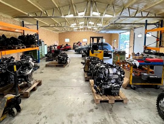 Handlarz zamieszany w paserstwo używanych części. Na magazynie miał skład silników. WIDEO