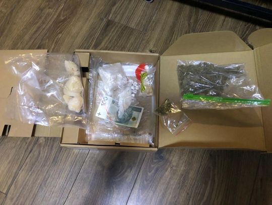 Handlarze narkotyków wpadli, bo chcieli dorobić na sprzedaży kradzionych kół. W mieszkaniu ponad 2,6 kg różnych dragów