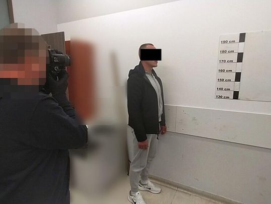 Handlował narkotykami w przejściu podziemnym i na klatce schodowej. Zatrzymany diler i dwaj klienci