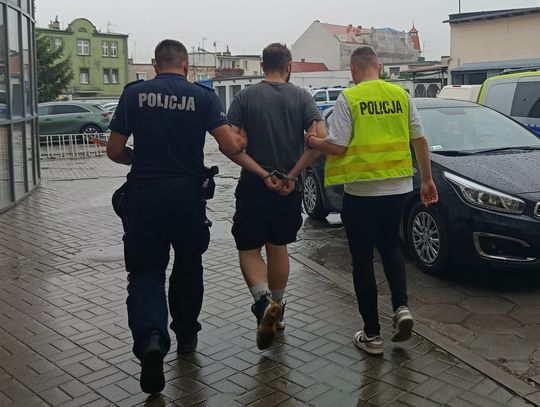 Handlował narkotykami z elektroniczną opaską na nodze. Wpadł na gorącym uczynku