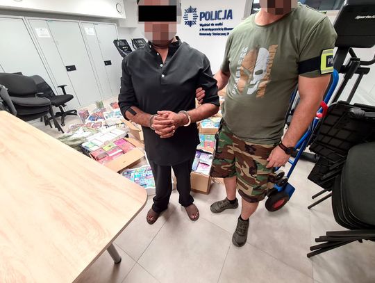 Hindus przeładowywał podejrzany towar. Miał nielegalne e-papierosy i podrabiane słuchawki