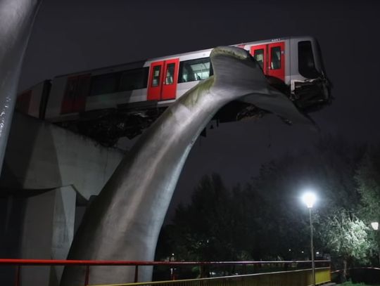 Holandia: pociąg metra wypadł z torów i zawisł na olbrzymiej rzeźbie [WIDEO]