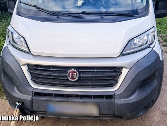 Holowali skradzionego w Niemczech busa na lince. Podejrzany transport zauważył zastępca komendanta