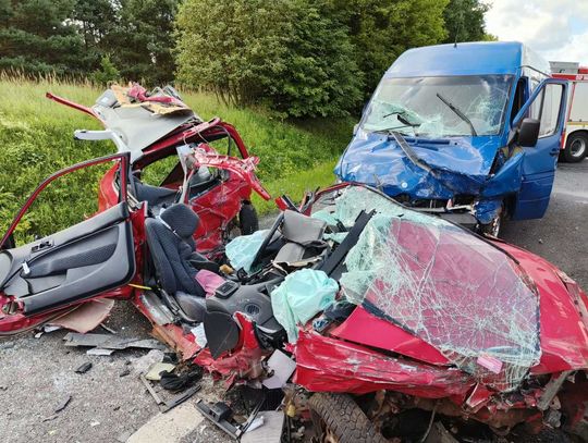 Honda zderzyła się czołowo z fordem, a potem uderzyła w busa. Kierująca osobówką zginęła na miejscu