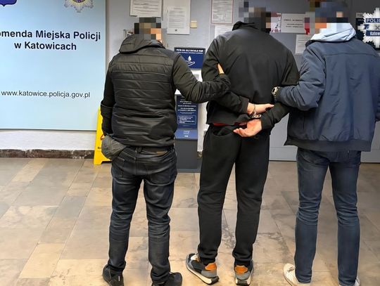 Horror na parkingu przed centrum handlowym. Wtargnął do auta z nożem i uwięził kobietę Horror na parkingu przed centrum handlowym. Wtargnął do auta z nożem i uwięził kobietę