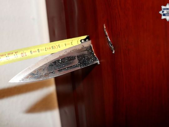 Horror w bloku. Strzelał do drzwi sąsiada i dźgał je nożem - chciał zmusić go do wyjścia