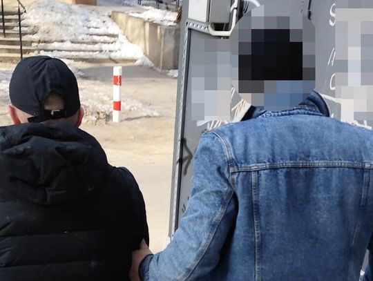 Horror w piwnicy bloku. Złodziej zaatakował mieszkańców gazem pieprzowym i śrubokrętem Horror w piwnicy bloku. Złodziej zaatakował mieszkańców gazem pieprzowym i śrubokrętem