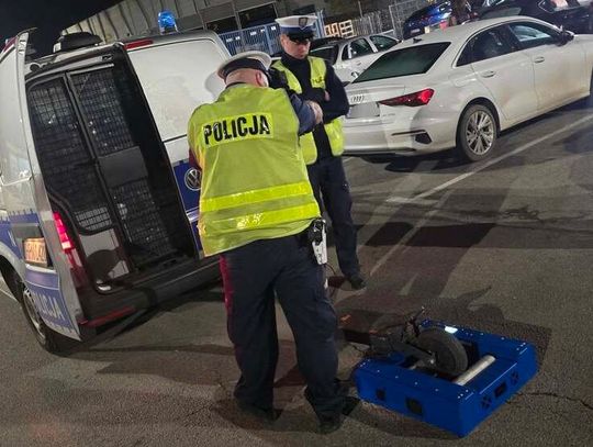 Hulajnoga rozpędziła się do blisko 50 km/h. Policjanci pokazali, jak sprawdzają ją na hamowni