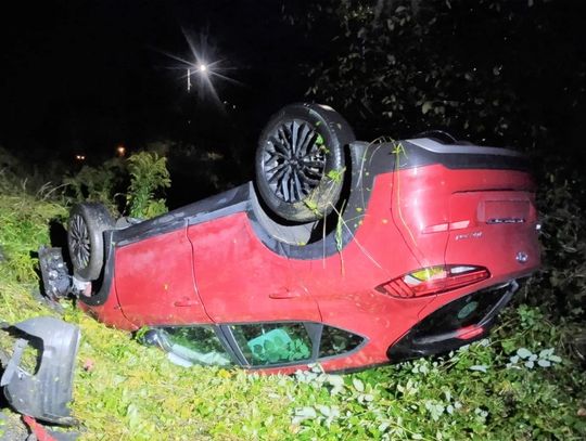 Hyundai wypadł z drogi i dachował. 31-letnia kierująca miała aż 3,3 promila alkoholu we krwi