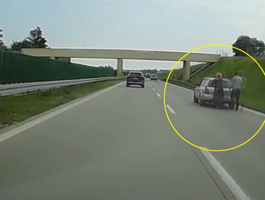 Ich auto stanęło na autostradzie, więc dalej postanowili je pchać. Obok przejeżdżał kierowca z kamerką. WIDEO