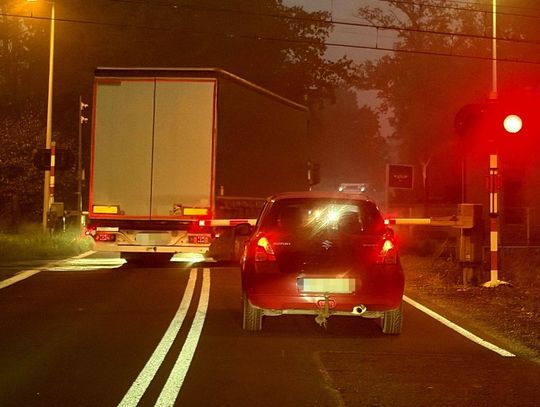 Inni czekali przed torami, on wjechał ciężarówką na czerwonym. Widział to policjant