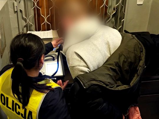 Jaguar taranował auta na A4. Brutalny przestępca z Kazachstanu zatrzymany po policyjnym pościgu Jaguar taranował auta na A4. Brutalny przestępca z Kazachstanu zatrzymany po policyjnym pościgu