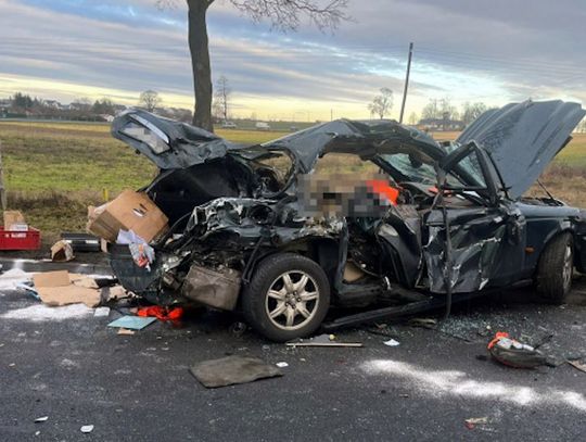 Jaguar zderzył się z ciągnikiem rolniczym. Kierowca osobówki zmarł kilka godzin po wypadku [FOTO]