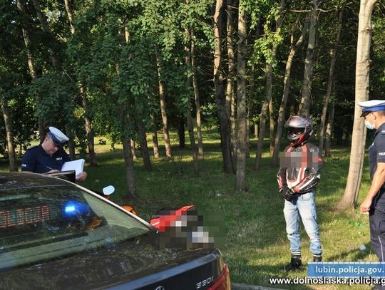 Jak na motocyklu wyłapać na raz 21 punktów karnych? Właśnie tak. WIDEO