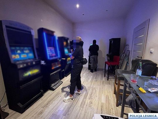 Jaskinia hazardu w zwykłym mieszkaniu. Policja wchodzi ze skarbówką