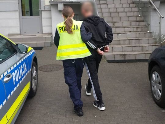 Jechał alfą romeo bez uprawnień i po alkoholu. Młody obcokrajowiec skazany w trybie przyspieszonym