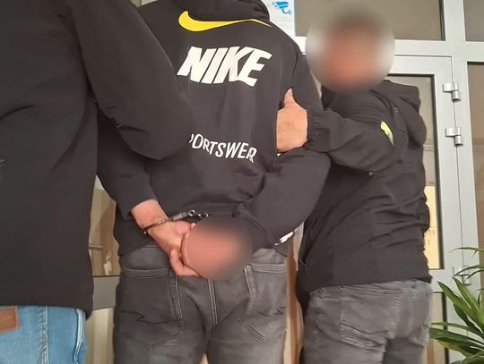 Jechał autem, zobaczył czapkę na głowie przechodnia i postanowił mu ją zabrać. Najpierw zadał cios w twarz