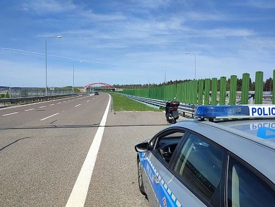 Jechał autostradą pod prąd. Po zatrzymaniu okazało się, że 54-latek nigdy nie miał prawa jazdy