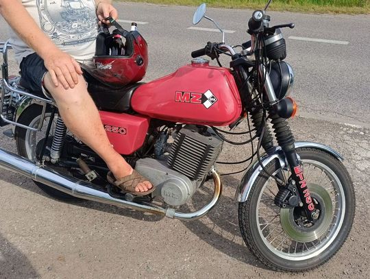 Jechał bez kasku, bo... wiózł w nim butelki po piwie. Pijany motocyklista wpadł na własne życzenie