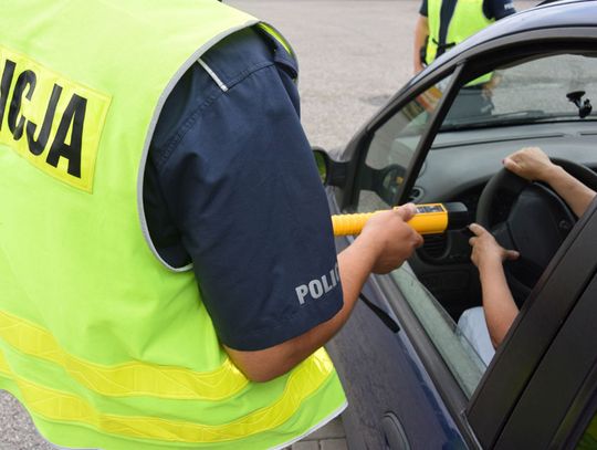 Jechał całą szerokością autostrady, popijając w aucie. Zatrzymali go inni kierowcy