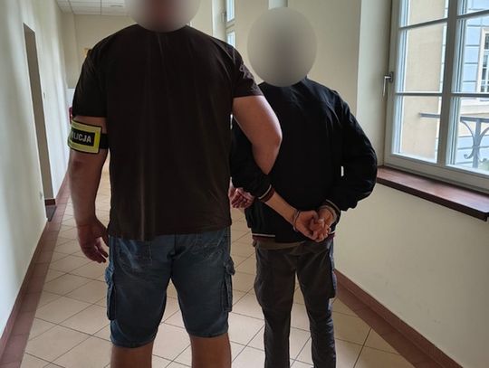 Jechał do pracy i zauważył mężczyznę przy bankomacie. Czujność policjanta przyniosła efekt