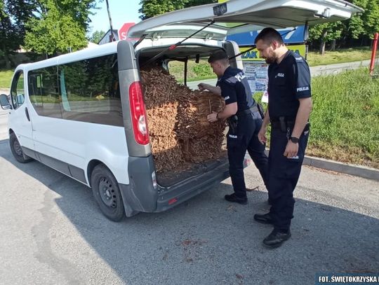 Jechał dostawczakiem załadowanym po sufit tytoniem: "To na własny użytek"